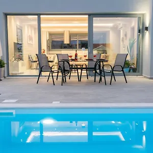 Villa Laide, Karavados