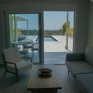 Villa Mentoros, Karavados